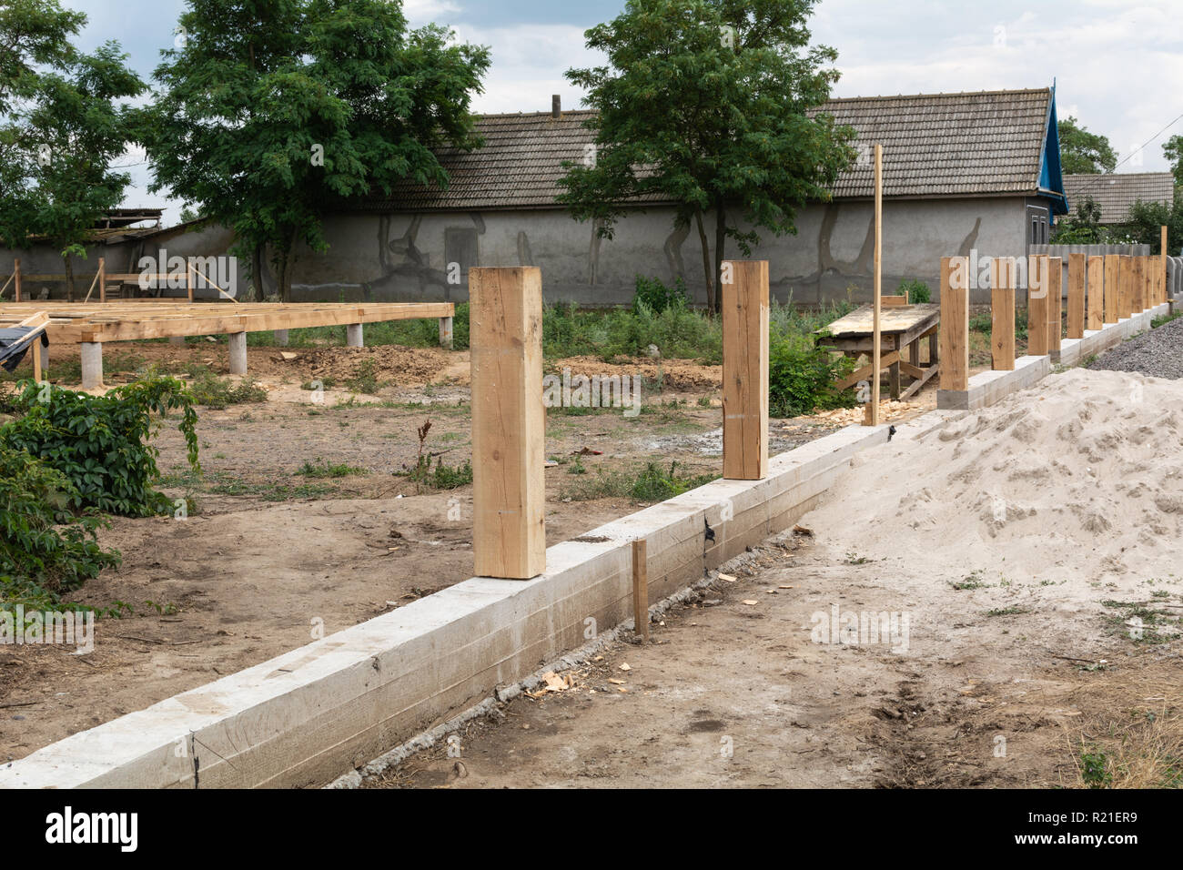 Fondation en béton pour clôture. Production de la base de béton pour une  clôture en bois Photo Stock - Alamy