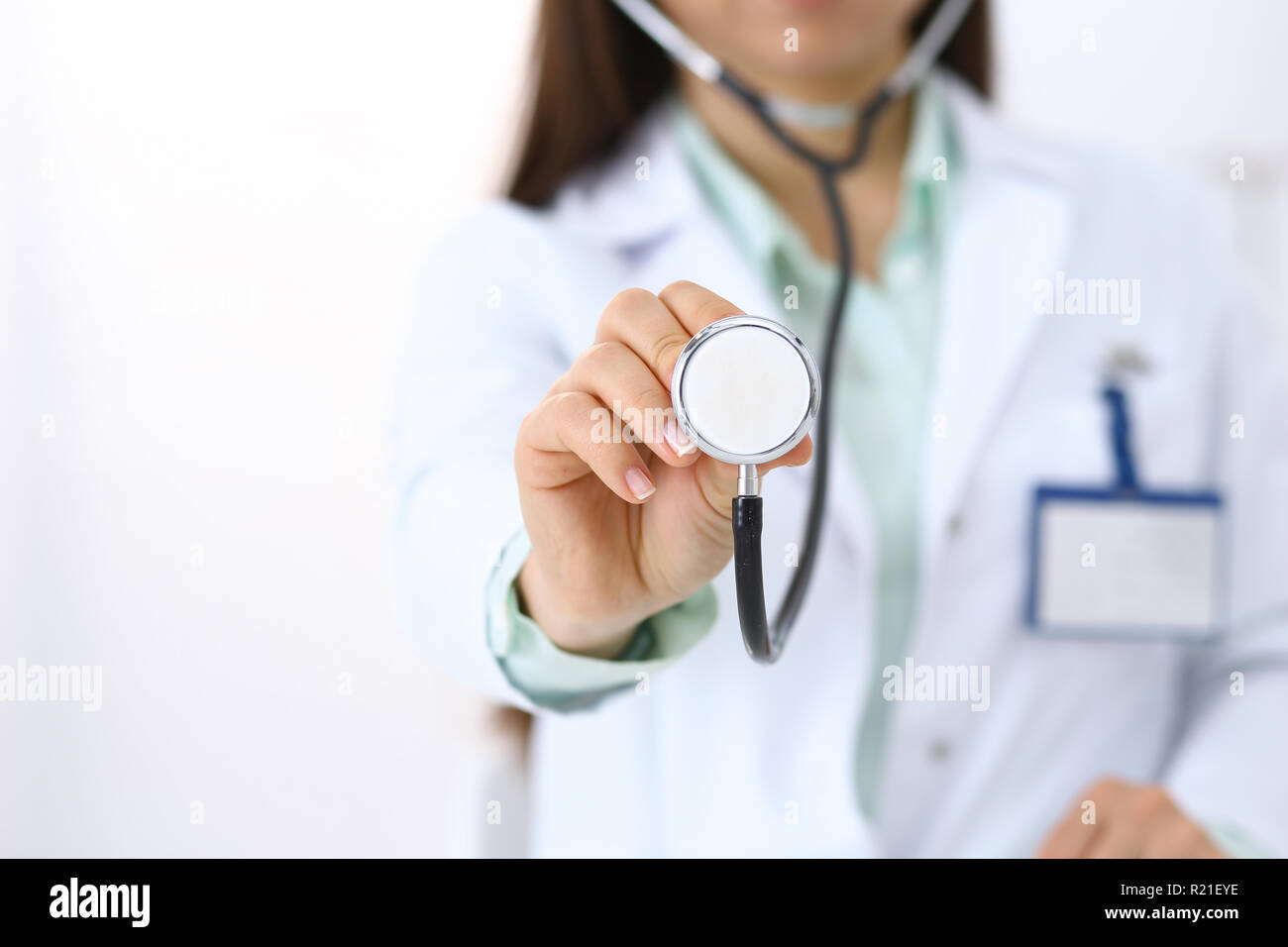 Médecin tient tête stéthoscope, close-up. L'aide médicale et d'assurance en matière de soins de santé, meilleur traitement et medicine concept Banque D'Images