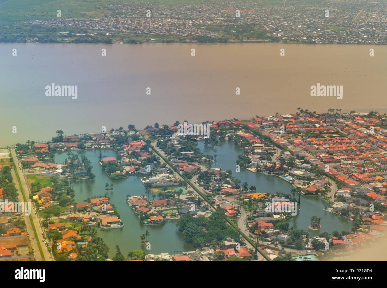 Banlieue de Guayaquil et la rivière Gutas de l'air, Guayaquil, Guayas, Equateur Banque D'Images