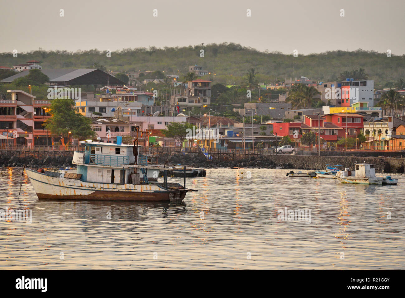 Dawn skies et ancrées dans l'épave, la baie de Puerto Baquerizo Moreno, Équateur, l'île San Cristobal Banque D'Images