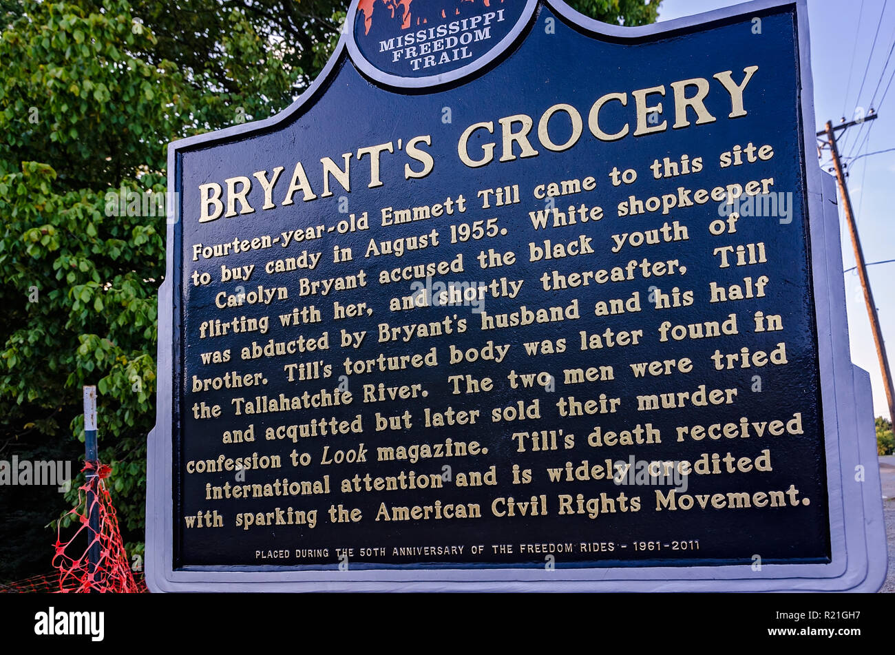 Une plaque historique marque l’emplacement de Bryant’s Grocery, un site des droits civils relié au meurtre de Emmett Till en 1955 à Greenwood, Mississippi. Banque D'Images