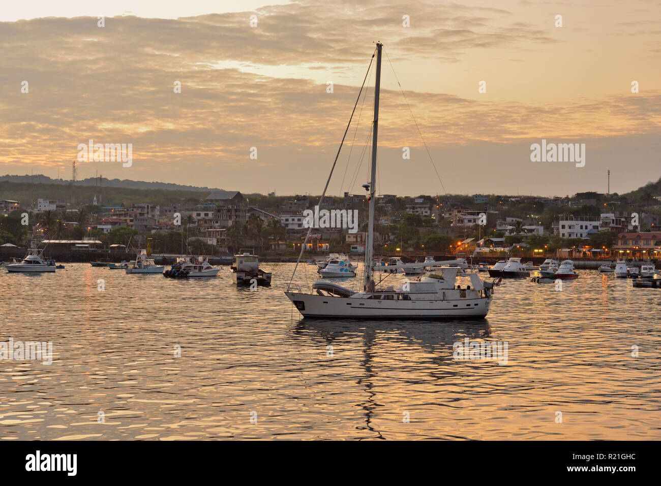 Dawn skies et ancrées dans l'épave, la baie de Puerto Baquerizo Moreno, Équateur, l'île San Cristobal Banque D'Images
