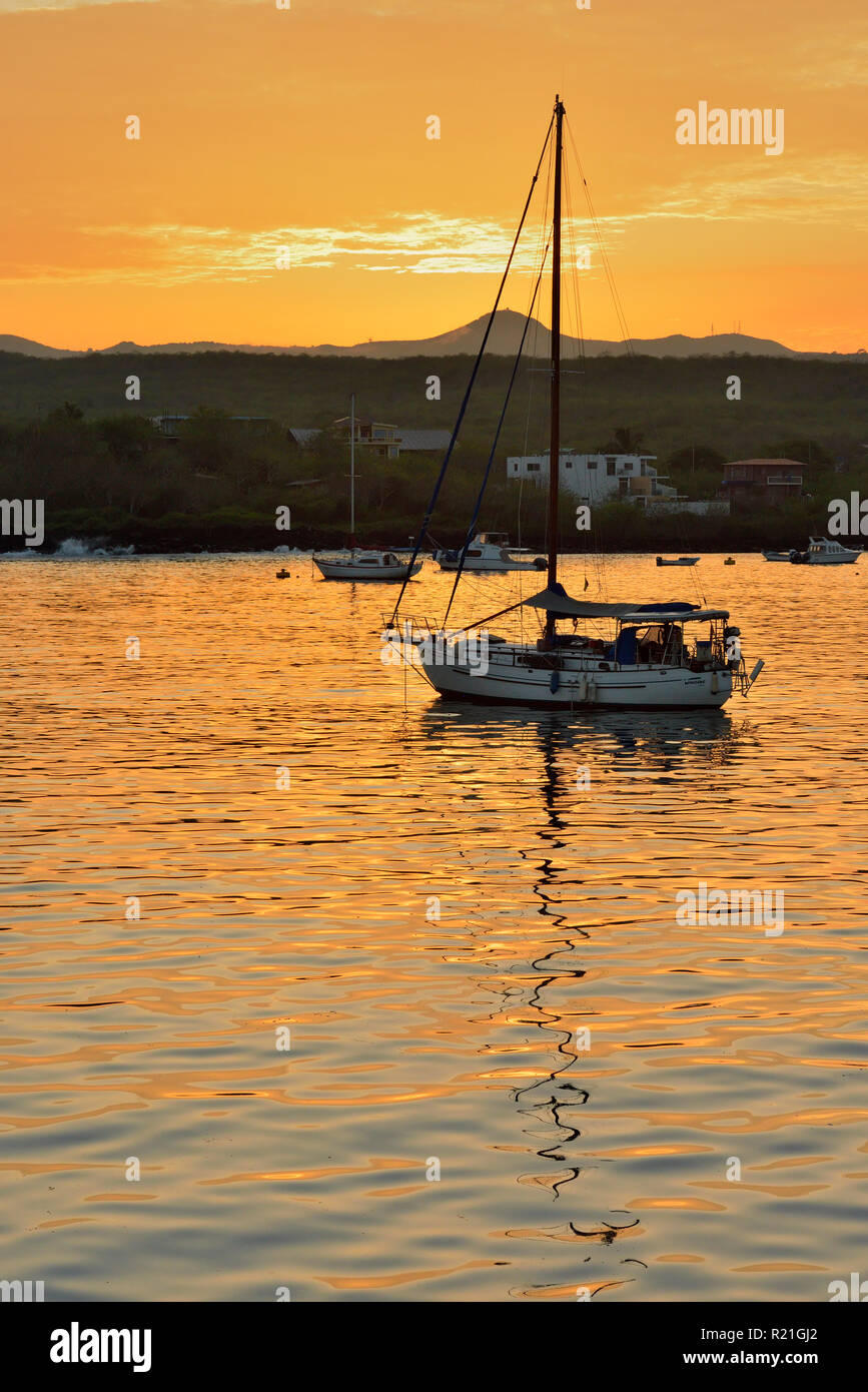 Dawn skies et ancrées dans l'épave, la baie de Puerto Baquerizo Moreno, Équateur, l'île San Cristobal Banque D'Images
