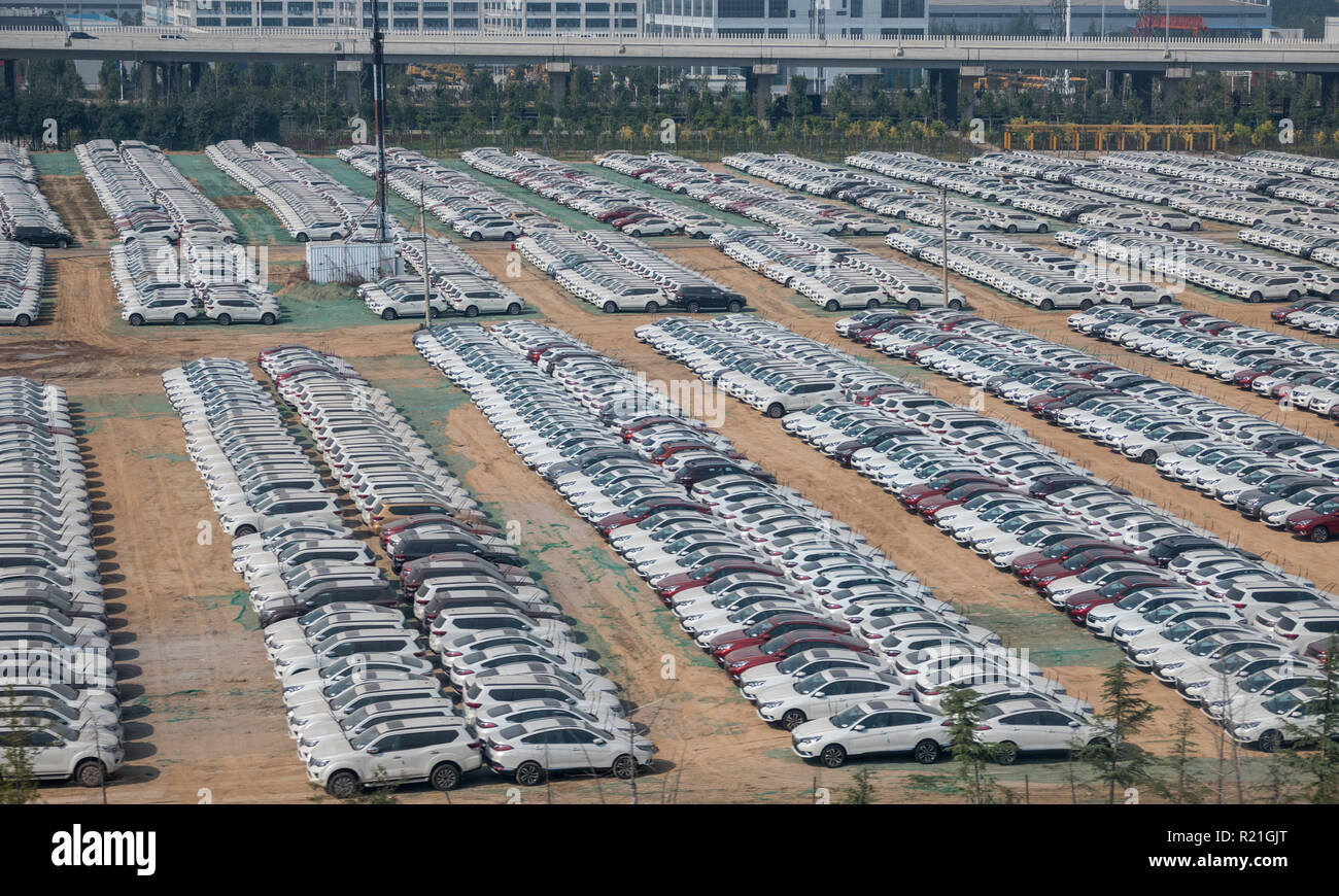 Rangées de voitures neuves, prêts pour la livraison dans ZhengZhouDong Banque D'Images