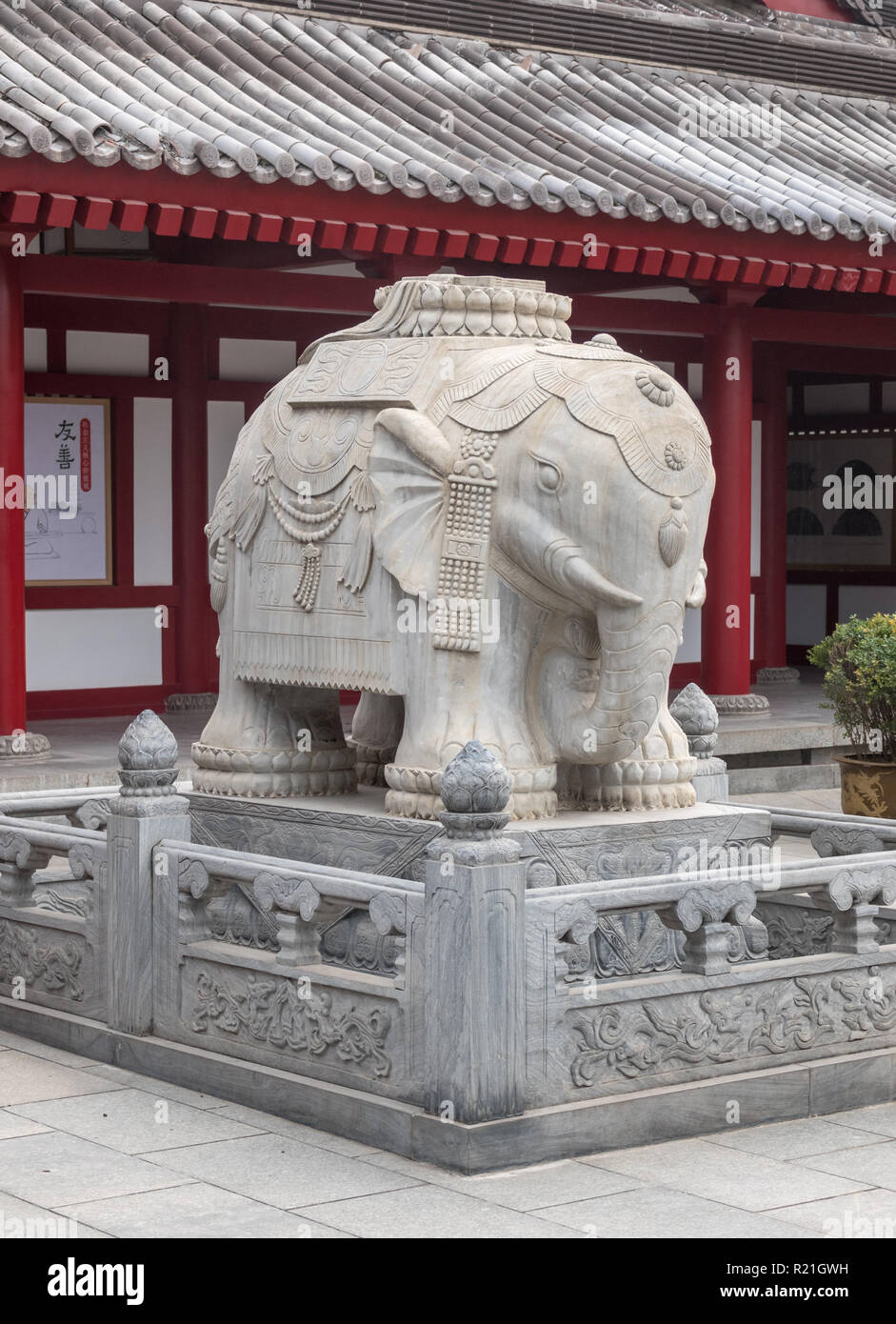 En éléphant à entrée de la Grande Pagode de l'Oie Sauvage à Xian Banque D'Images