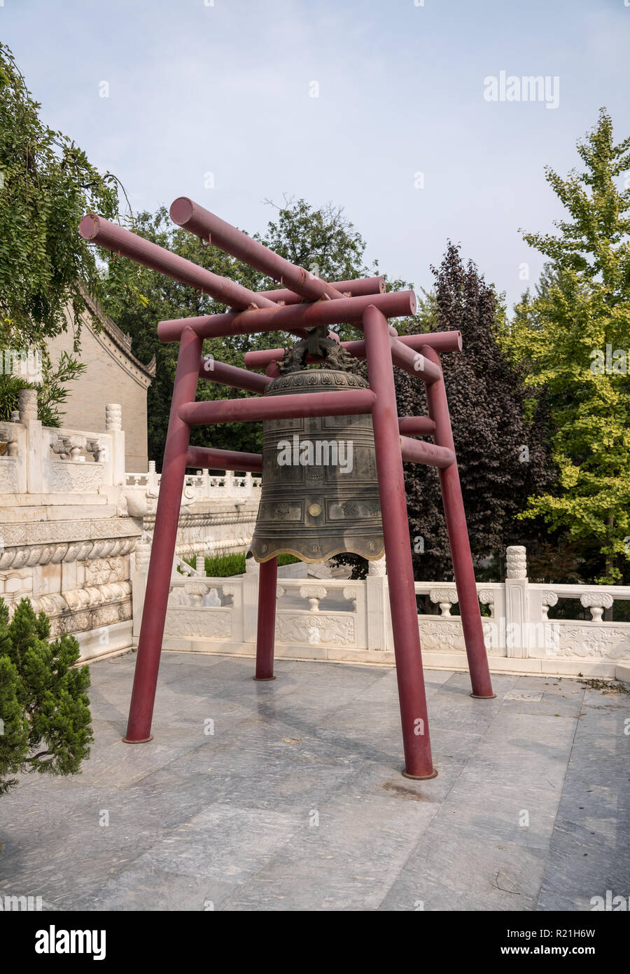 Bell à l'entrée de la Grande Pagode de l'Oie Sauvage à Xian Banque D'Images