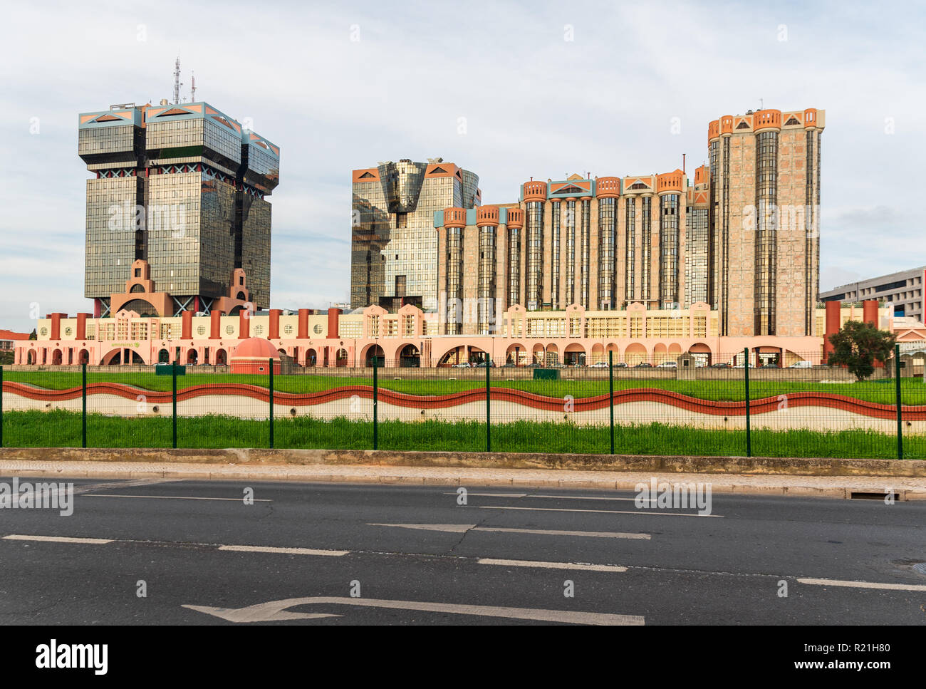 Vue sur le centre commercial Amoreiras à Lisbonne. Banque D'Images