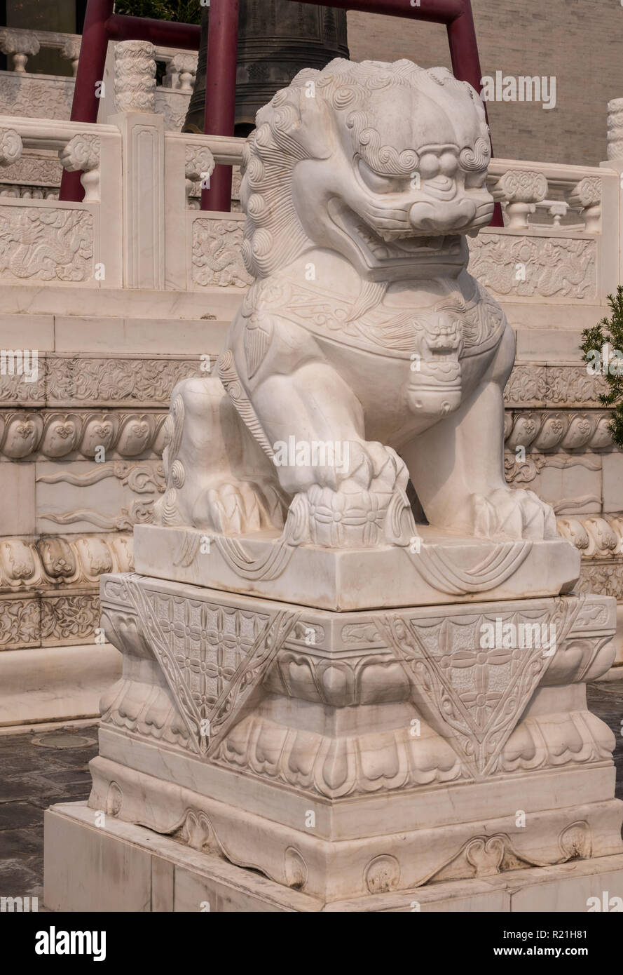 Lion en marbre à l'entrée de la Grande Pagode de l'Oie Sauvage à Xian Banque D'Images