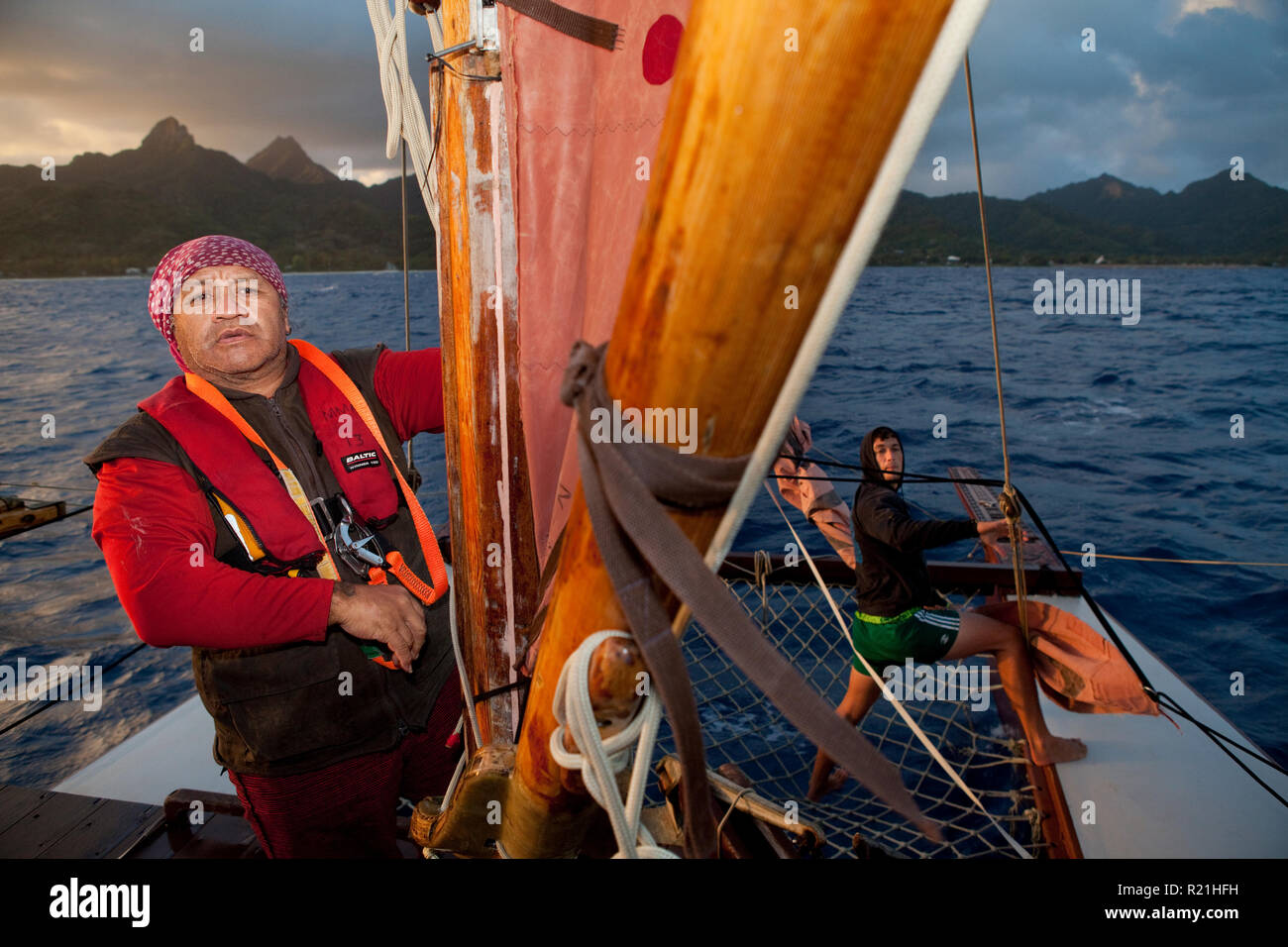 Navigateur maître à bord du Patai Peia Marumaru Atua, Voile de Rarotonga aux îles Cook. Banque D'Images