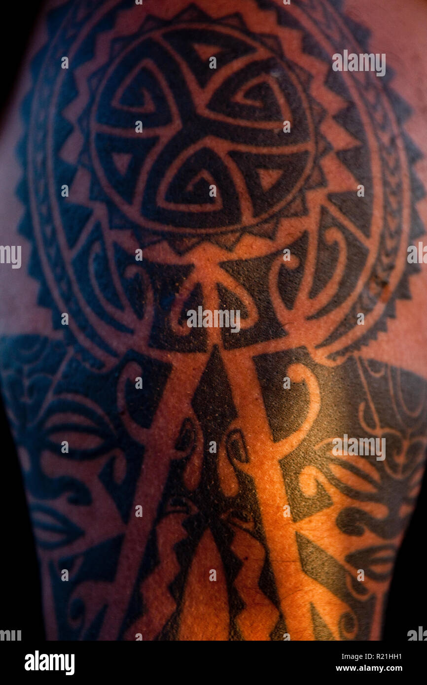 Un membre d'équipage à bord du tatouage de Marumaru Atua, Voile de Rarotonga aux îles Cook. Banque D'Images