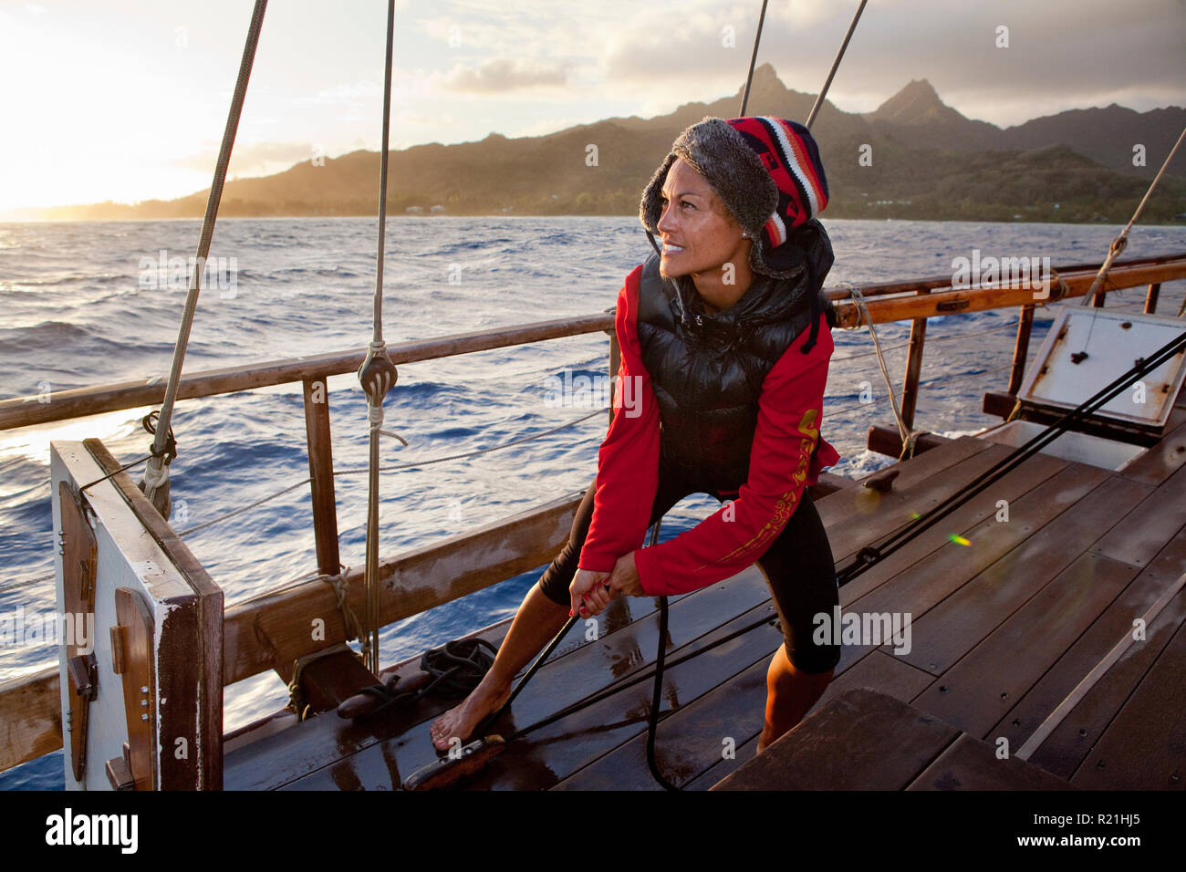 Au travail de l'équipage à bord du Marumaru Atua, une moderne de 22 mètres "vaka" construit dans le style traditionnel polynésien de trans-océanique voyageant des navires. Banque D'Images