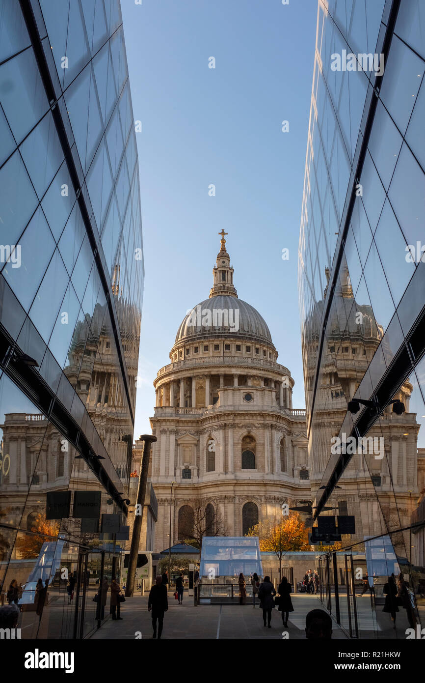 L'Angleterre, Londres, Saint Pauls Cathedral fom un nouveau complexe commercial haut de gamme dans la nuit Banque D'Images