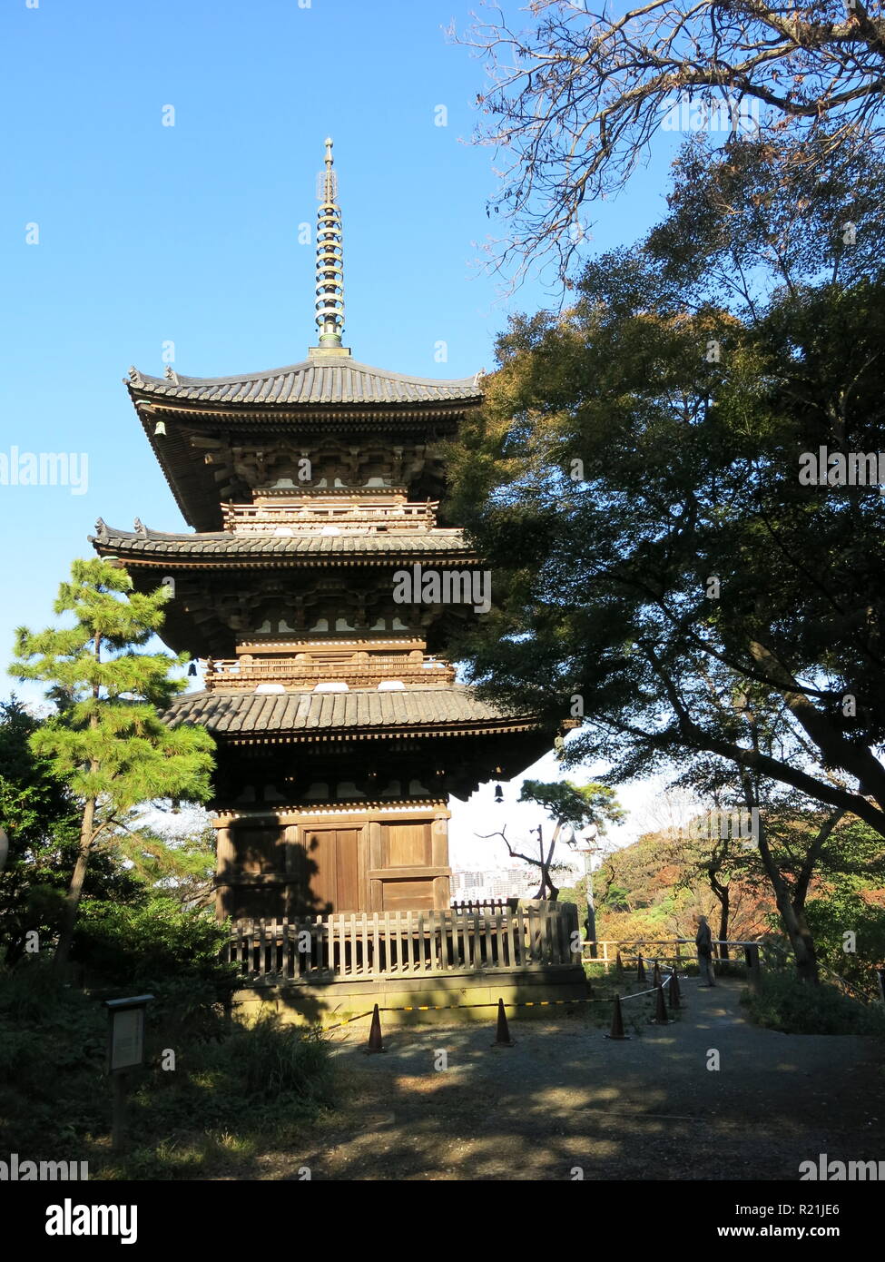 Une vue sur la pagode de trois étages dans le parc du jardin de Sankeien, Yokohama, Japon Banque D'Images
