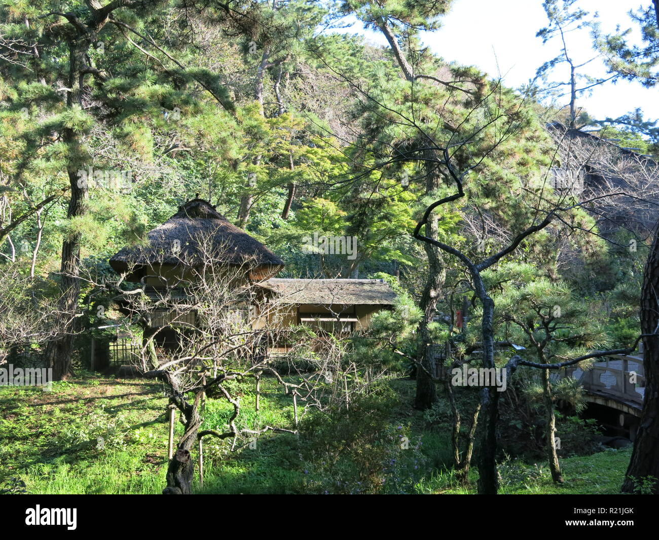 Vue d'un des bâtiments historiques et des fermes d'origine dans le parc du jardin de Sankeien, Yokohama, Japon Banque D'Images