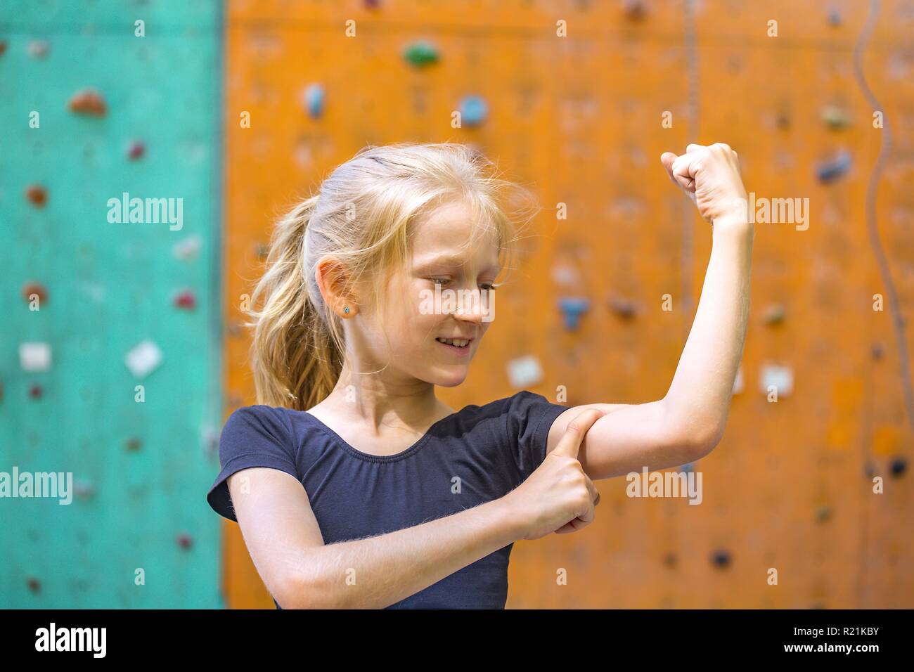 Fun Bouldering Peu Drole Jeune Fille Contre Le Mur Pour L Escalade Photo Stock Alamy Fun Bouldering Peu Drole Jeune Fille Contre Le Mur Pour L Escalade Photo Stock Alamy