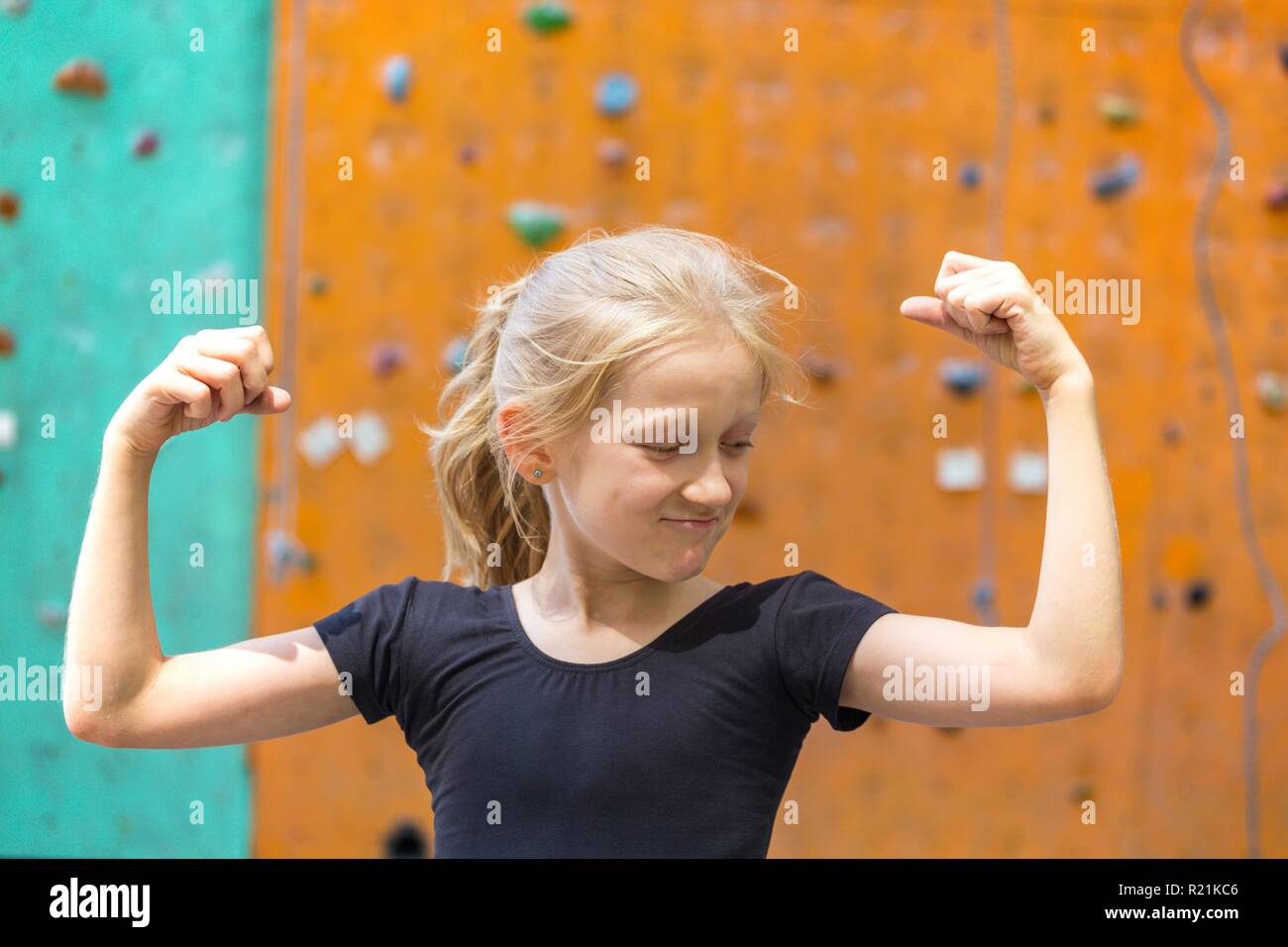 Fun Bouldering Peu Drole Jeune Fille Contre Le Mur Pour L Escalade Photo Stock Alamy Fun Bouldering Peu Drole Jeune Fille Contre Le Mur Pour L Escalade Photo Stock Alamy