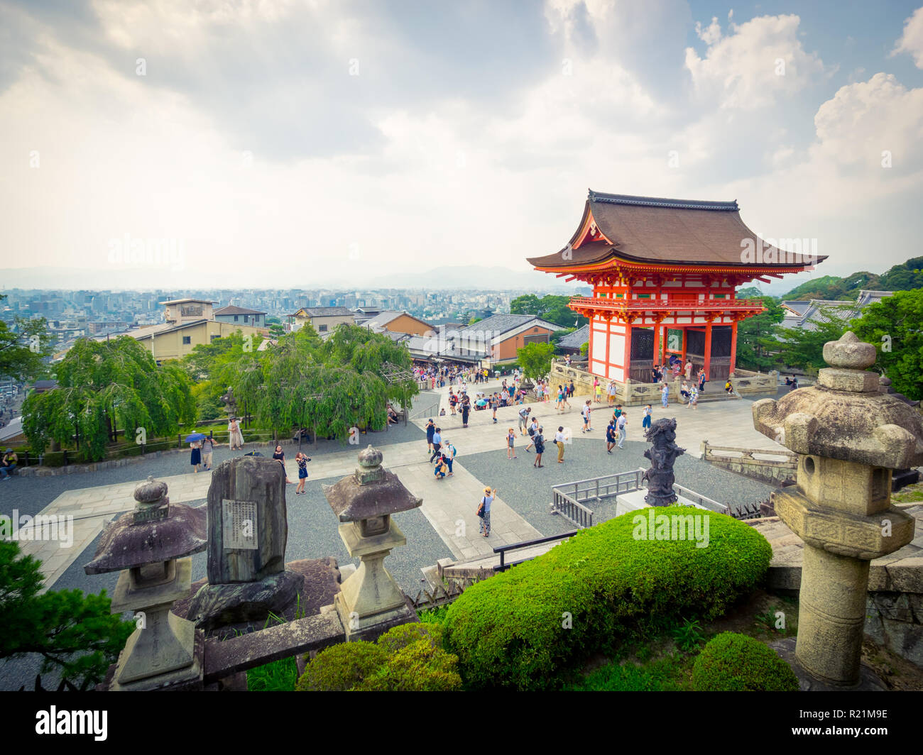 Une vue de la niomon Gate (porte d'entrée) à Kyomizu-dera dans le quartier Higashiyama de Kyoto, au Japon. Banque D'Images