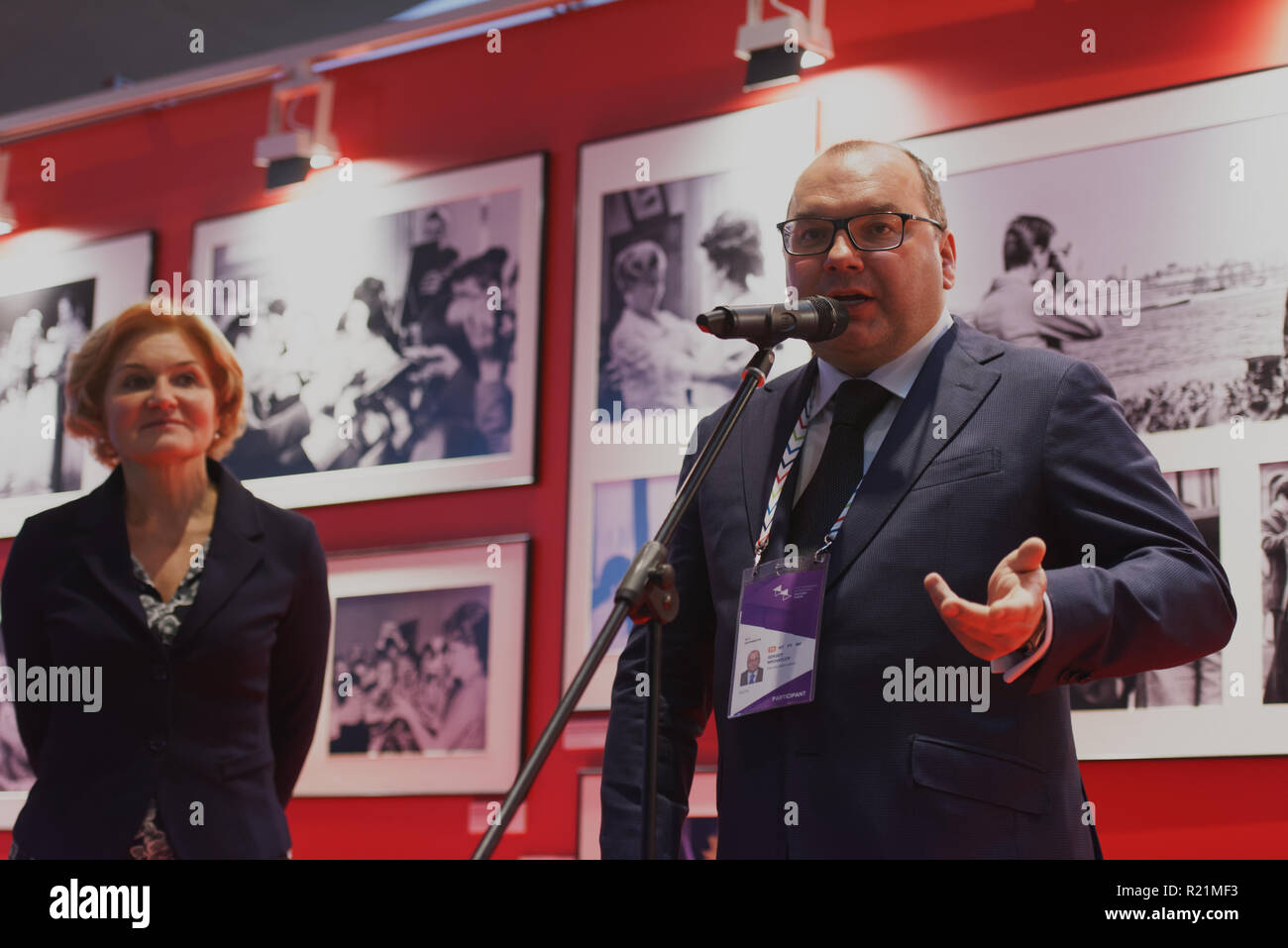 Saint-pétersbourg, Russie - 15 novembre 2018 : Sergueï Mikhailov, directeur général de l'agence ITAR-TASS (centre), et Olga Golodets, vice-premier ministre de Russ Banque D'Images