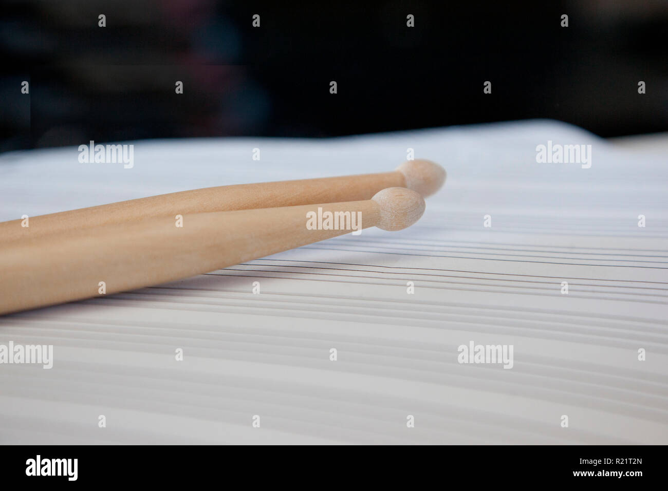 Blank sheet music avec deux baguettes en bois Banque D'Images