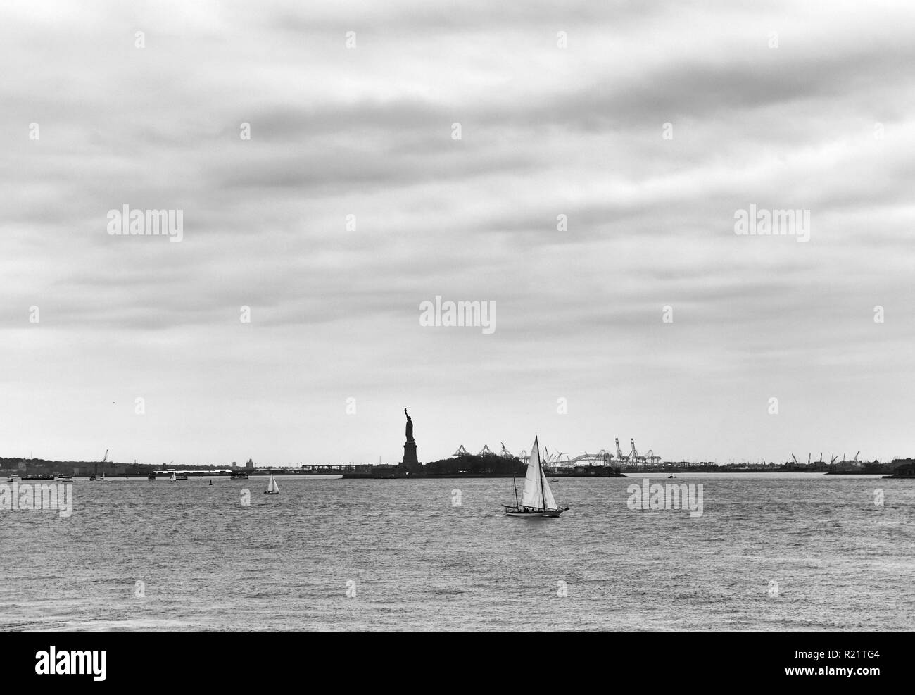 Statue de la liberté et de yacht, New York, NY, USA Banque D'Images