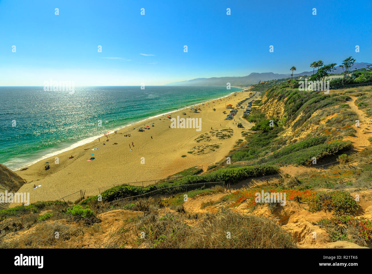 Vue aérienne de la plage pittoresque de l'état de point Dume Point Dume promontoire sur la côte de Malibu, l'océan Pacifique en CA, United States. La côte ouest de la Californie. Ciel bleu, soleil d'été. Copier l'espace. Banque D'Images