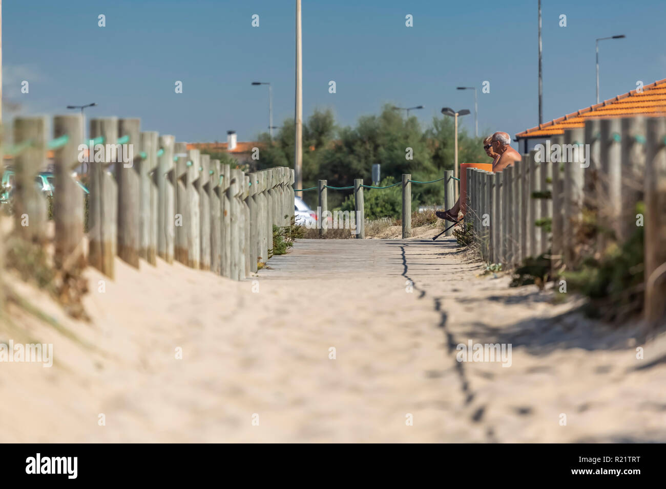 Leca da Palmeira/Porto/Portugal - 1004 2018 : vue sur un couple de personnes âgées, en s'asseyant sur le banc de bois et de parler sur le chemin piétonnier eco, un ciel arbres Banque D'Images