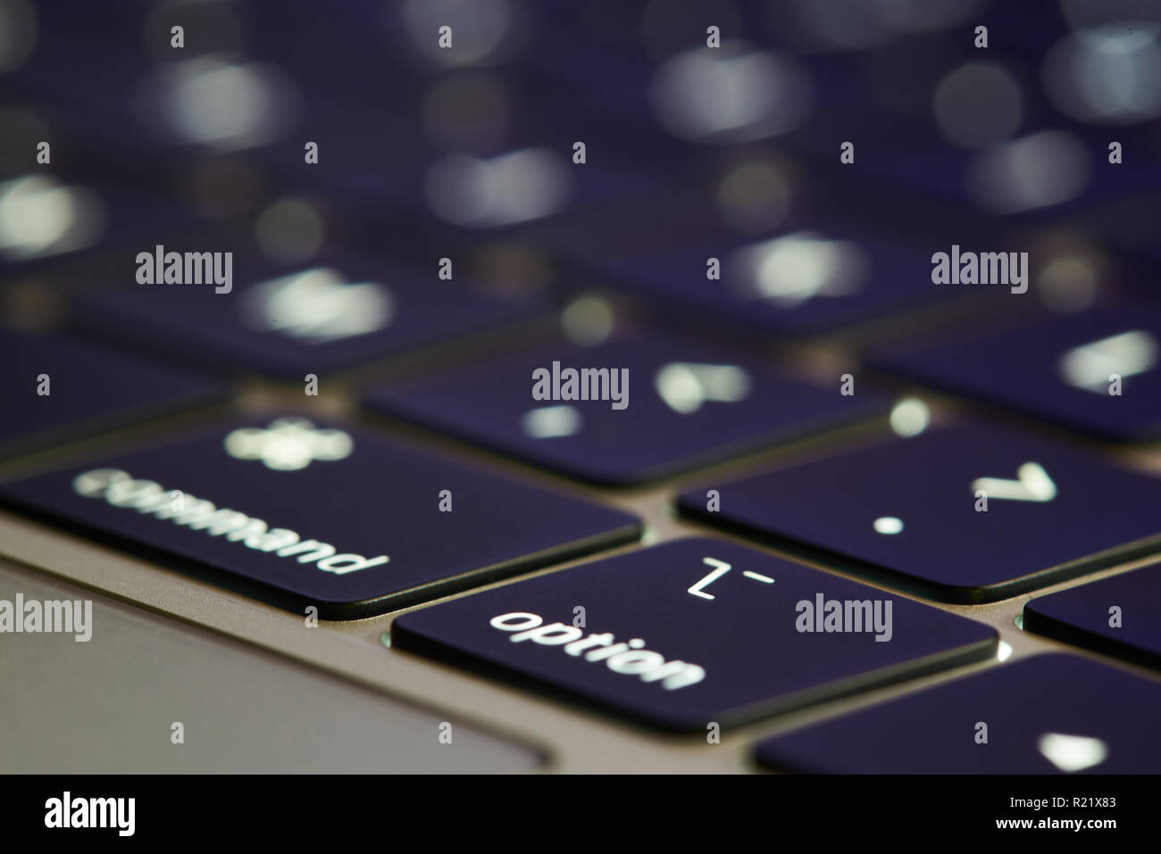 New York, USA - 15 novembre 2018:Commande et Option enfoncées sur le clavier apple vue rapprochée Banque D'Images