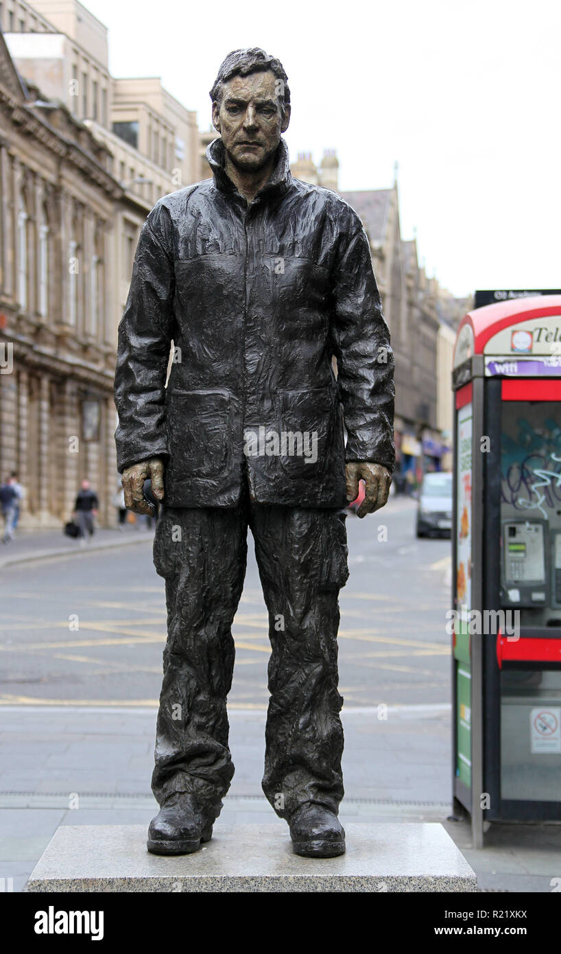 Homme debout sculpture par Sean Henry à Newcastle upon Tyne Banque D'Images