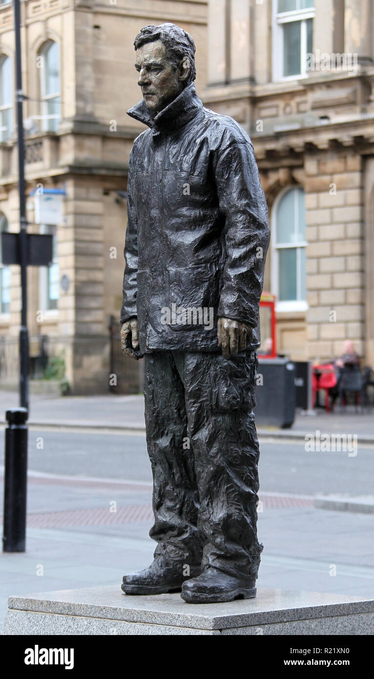 Homme debout sculpture par Sean Henry à Newcastle upon Tyne Banque D'Images