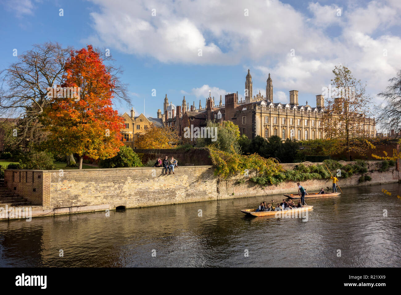 Voir l'automne de Clare College et plates sur la rivière Cam, Cambridge, Royaume-Uni Banque D'Images