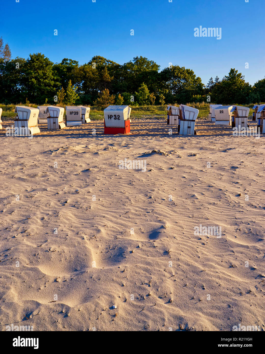 Chaises de plage sur la plage de sable de Boltenhagen sur la mer Baltique. Banque D'Images