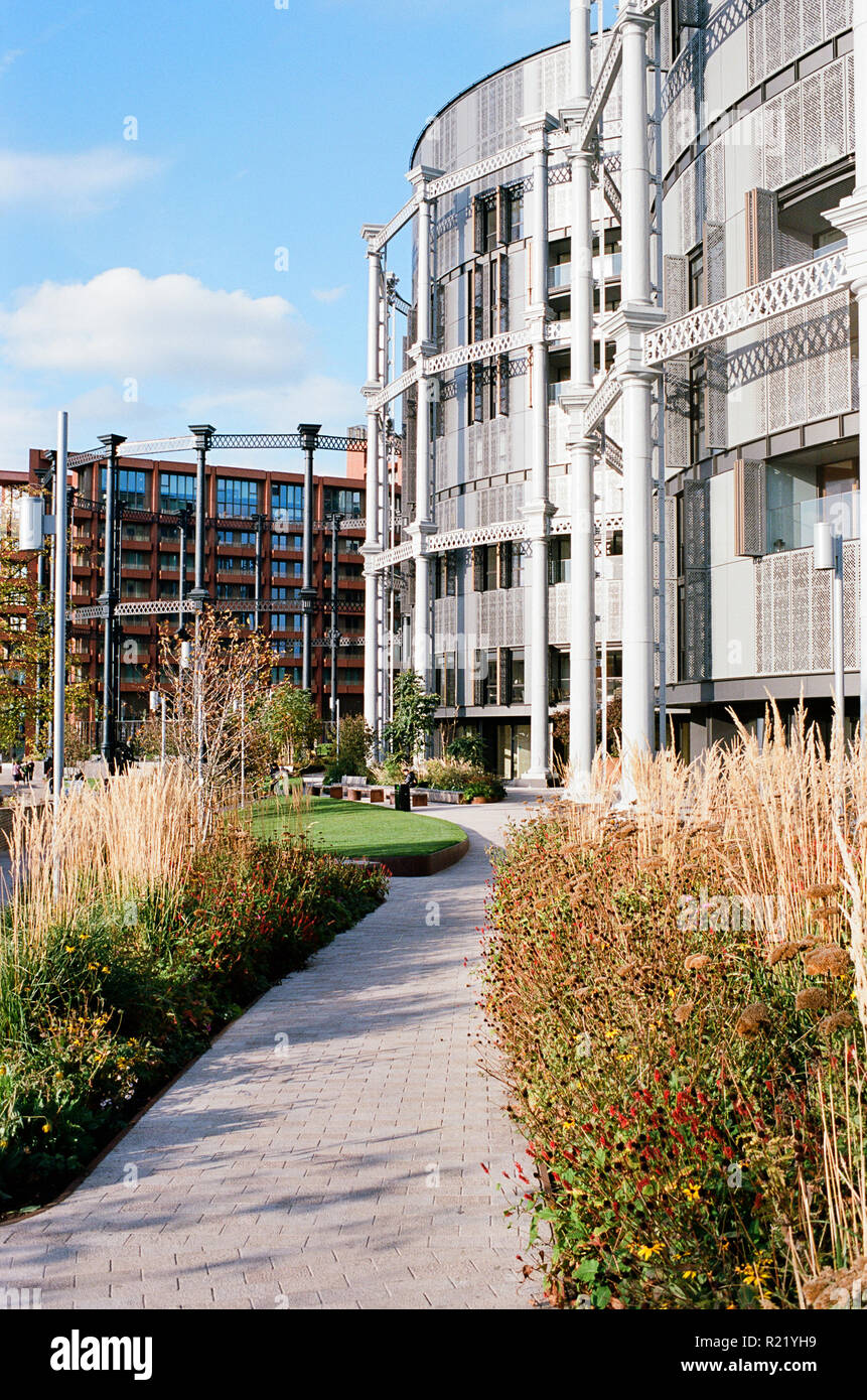 Sentier pédestre et de nouveaux appartements à Gasholder Park, King's Cross, North London UK Banque D'Images