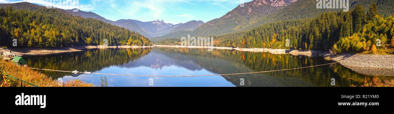 Bassin hydrographique du lac Capilano vaste paysage panoramique à Mount Grouse, North Vancouver avec forêt tropicale du Pacifique et vue lointaine sur le mont Lions Banque D'Images