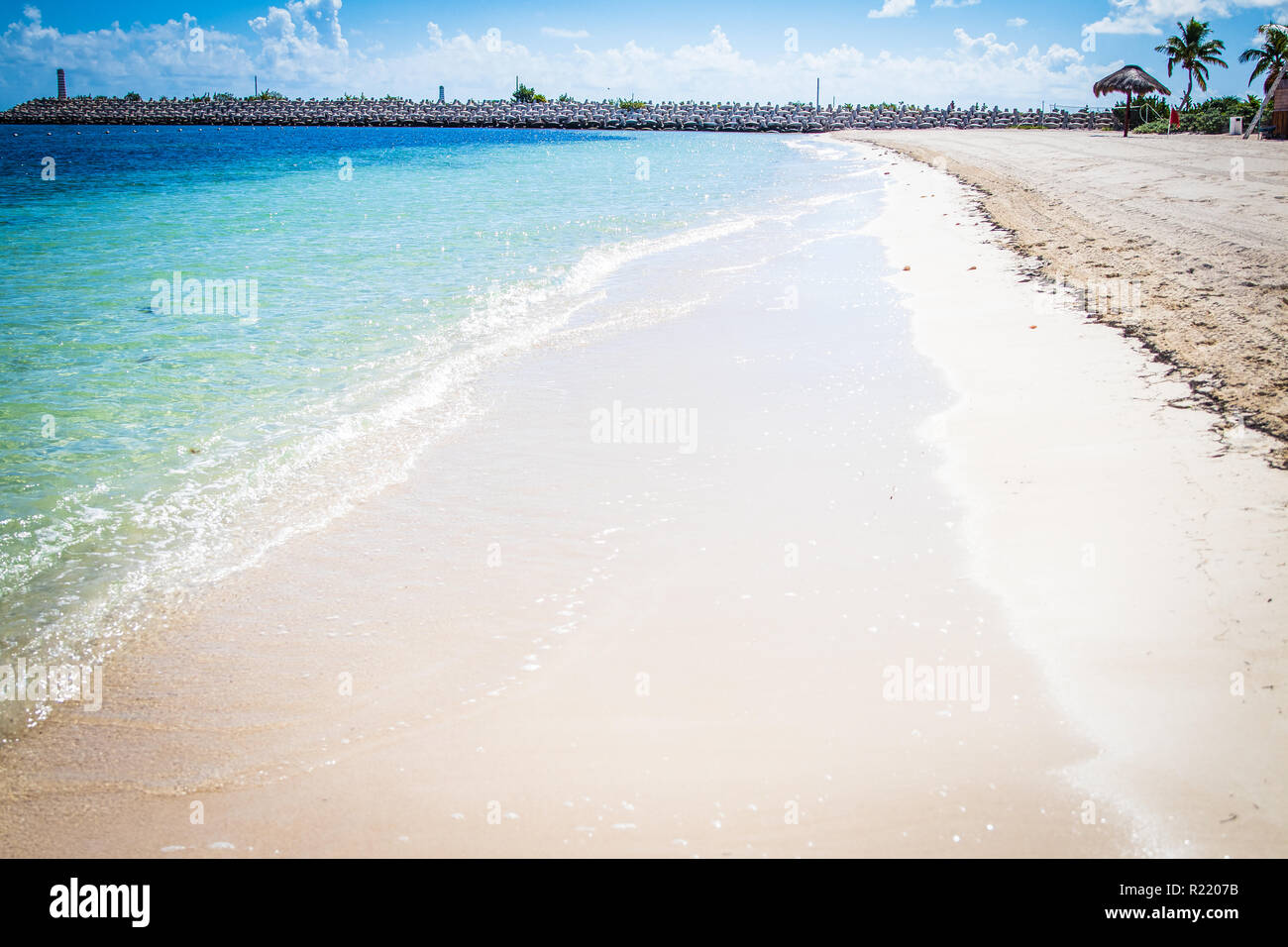 Les eaux BLEU CLAIR ET PLAGE DE SABLE BLANC DE CANCUN AU MEXIQUE Banque D'Images