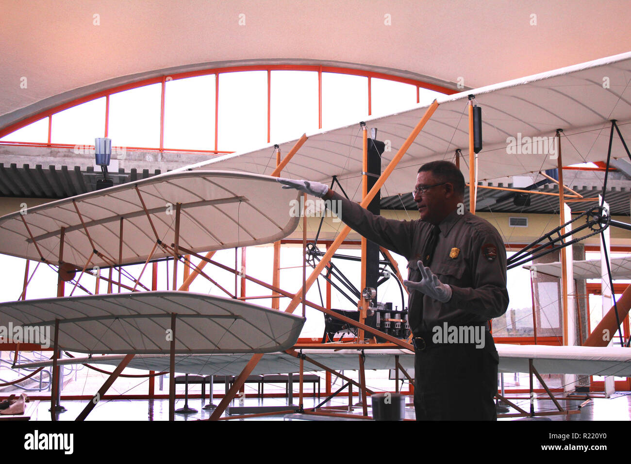 State Park ranger présentation donne sur l'aviation à Kitty Hawk, Caroline du Nord Banque D'Images