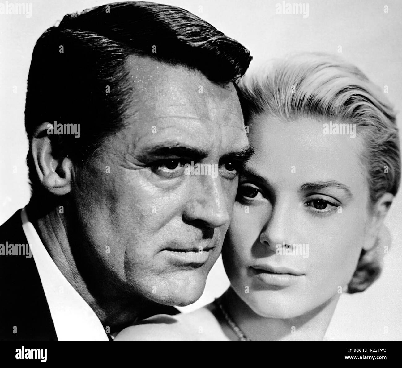 1955 film romantique américain réalisé par Alfred Hitchcock, sur un scénario de John Michael Hayes basé sur le roman 1952 pour attraper un voleur par David Dodge. Le film stars Cary Grant[3] comme un chat cambrioleur à la retraite[3] qui a pour sauver sa réputation après sa capture par un imposteur qui se nourrissent sur les riches touristes de la Riviera française. Grace Kelly : Crédit Photo Hollywood Archive / MediaPunch Banque D'Images