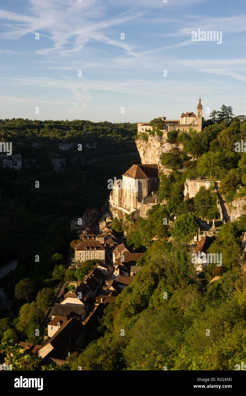 Rocamadour (sud-ouest de la France) : la ville médiévale surplombant la vallée de l'Alzou *** *** légende locale Banque D'Images