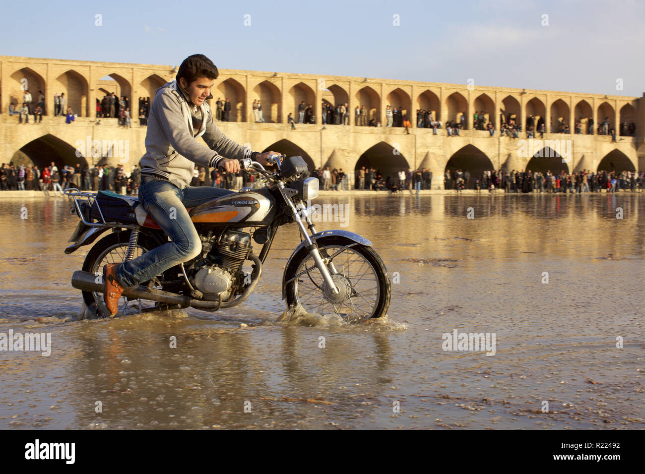 Iran : Isfahan 2011/11/07. Les gens en quête d'eau, à proximité de la pont Allahverdi Khan (plus connue sous le nom de Si-O-se-pol), de l'autre côté de la rivière Zayanderud. B Banque D'Images