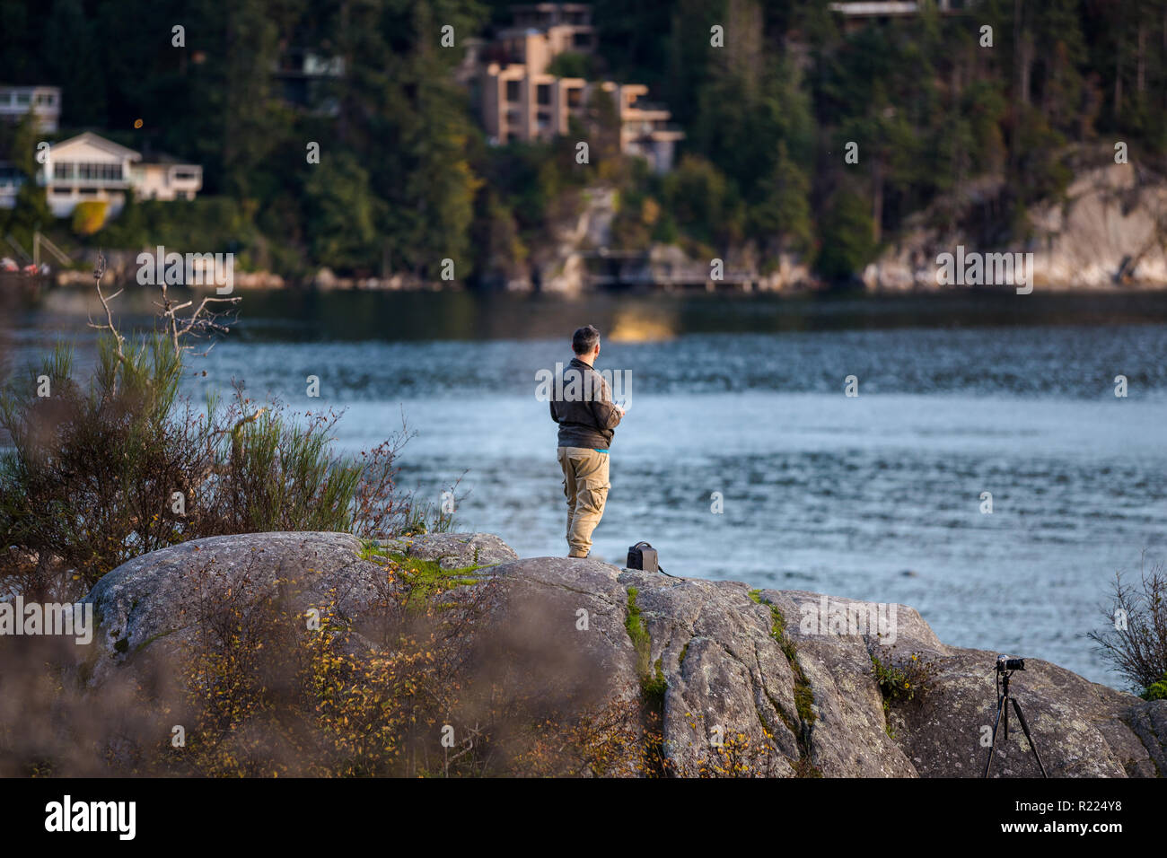 Un homme vole son drone sur l'océan au parc Whytecliff., Vancouver Ouest. Banque D'Images
