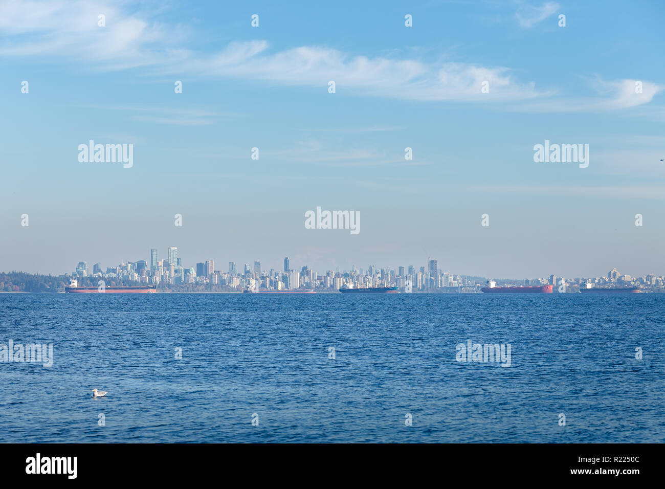 Le centre-ville de Vancouver avec des navires-citernes à l'avant-plan. Banque D'Images