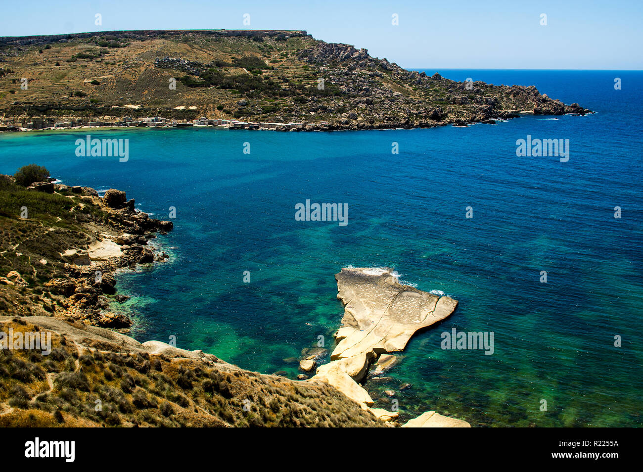 Vue sur la baie de Gnejna depuis la colline, Malte Banque D'Images