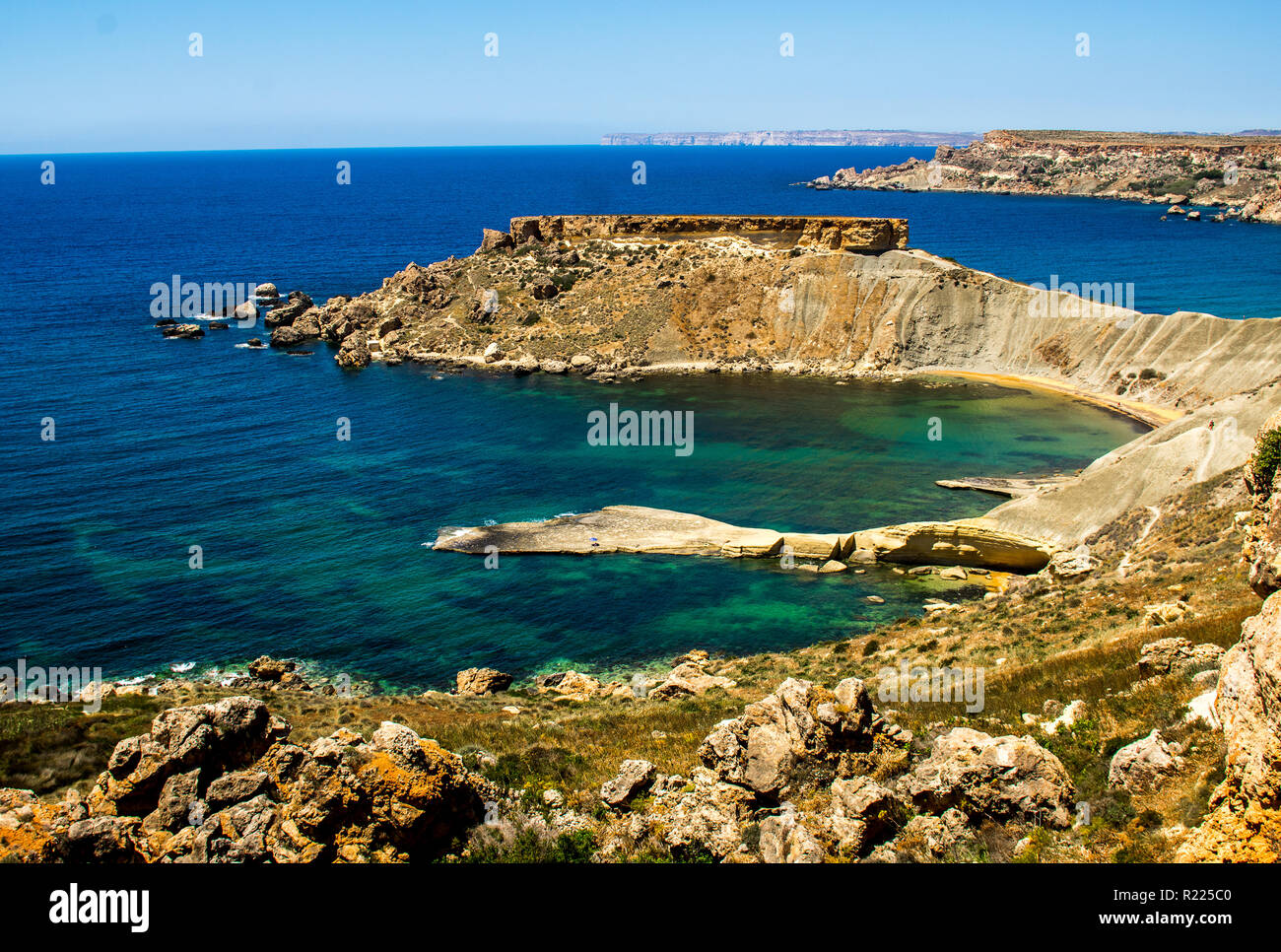 Vue sur la baie de Gnejna depuis la colline, Malte Banque D'Images