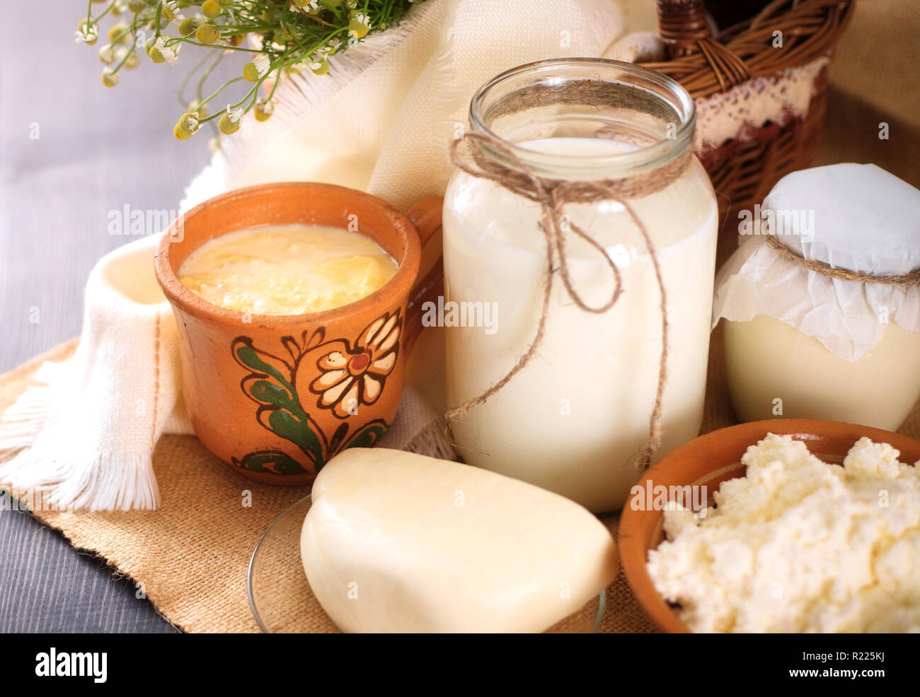 Un peut de lait et autres produits laitiers sur la table. Encore en vie style rural. Les produits laitiers de vache de l'agriculteur. Banque D'Images