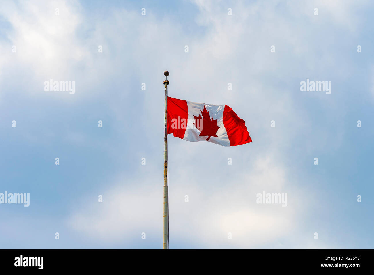 Drapeau du Canada avec la traditionnelle feuille d'érable forme dans le ciel bleu de Toronto, Québec, Canada Banque D'Images