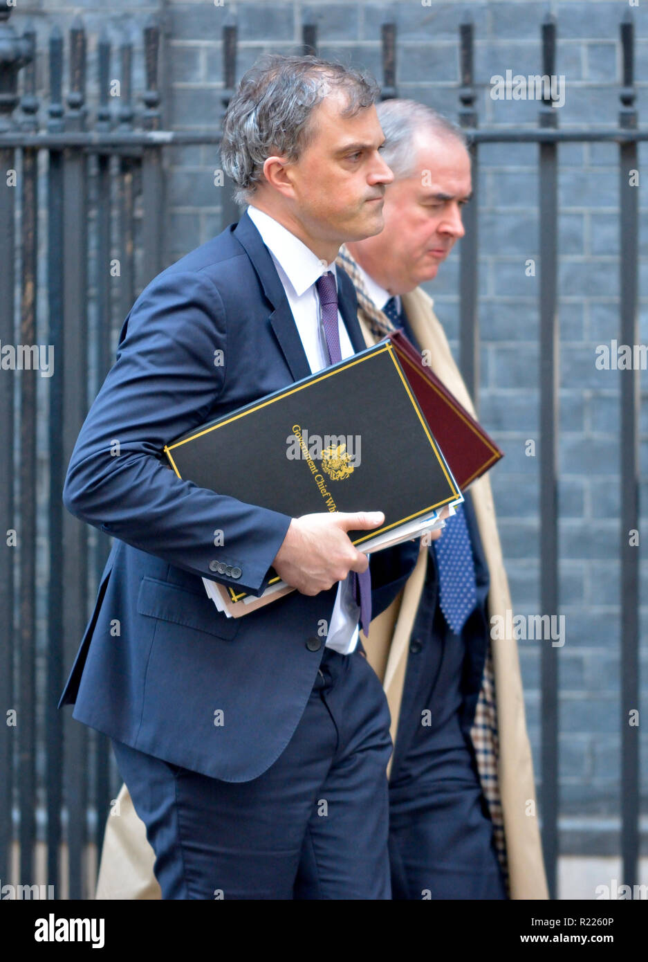 Julian Smith MP (Conservateur de Whip en chef) et Geoffrey Cox MP (Attourney) Général laissant à Downing Street, London, UK, après une réunion du cabinet 13/11 Banque D'Images