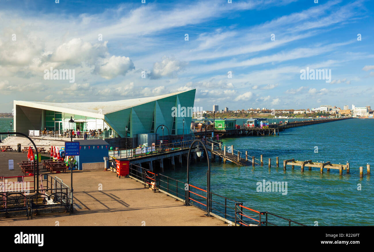 Southend on Sea Pier, avec son Royal Pavilion et café de sel. Banque D'Images