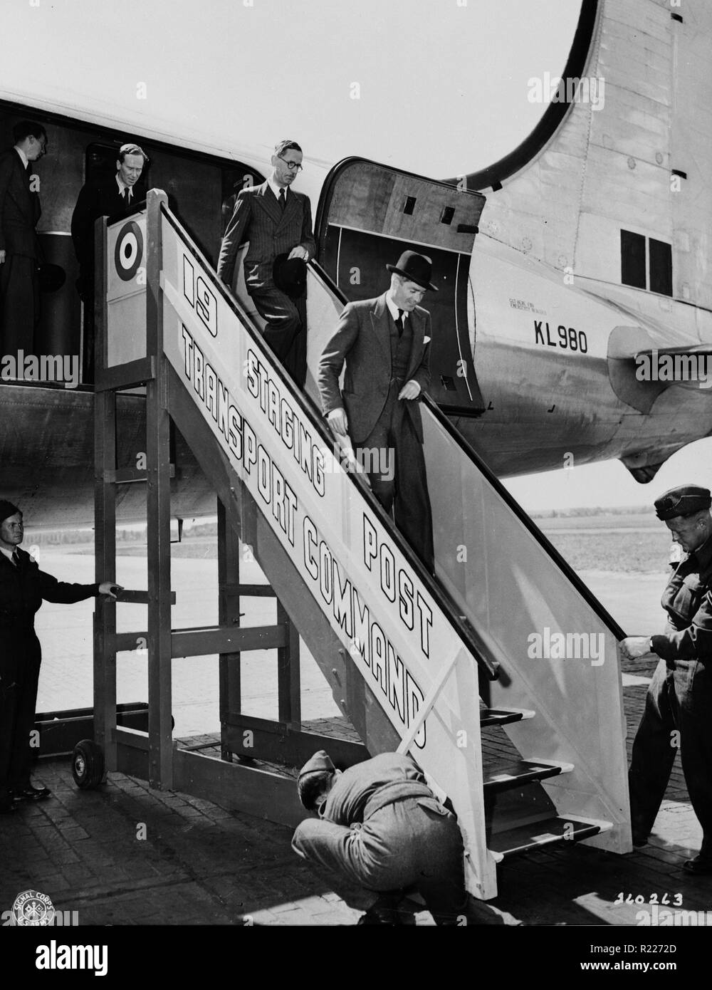 Le Ministre britannique des Affaires étrangères Anthony Eden arrivant à l'aérodrome de Berlin-Gatow, Berlin, Allemagne, 15 juillet 1945 Banque D'Images Le Ministre britannique des Affaires étrangères Anthony Eden arrivant à l'aérodrome de Berlin-Gatow, Berlin, Allemagne, 15 juillet 1945 Banque D'Images