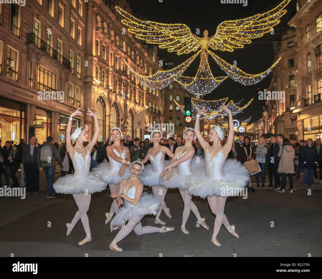 Regent Street, London, UK, le 15 Nov 2018. Les danseurs de ballet Black  Orchid présenter une prestation surprise. Les deux 'switch-on' de la plus  grande installation de feux dans la capitale, la