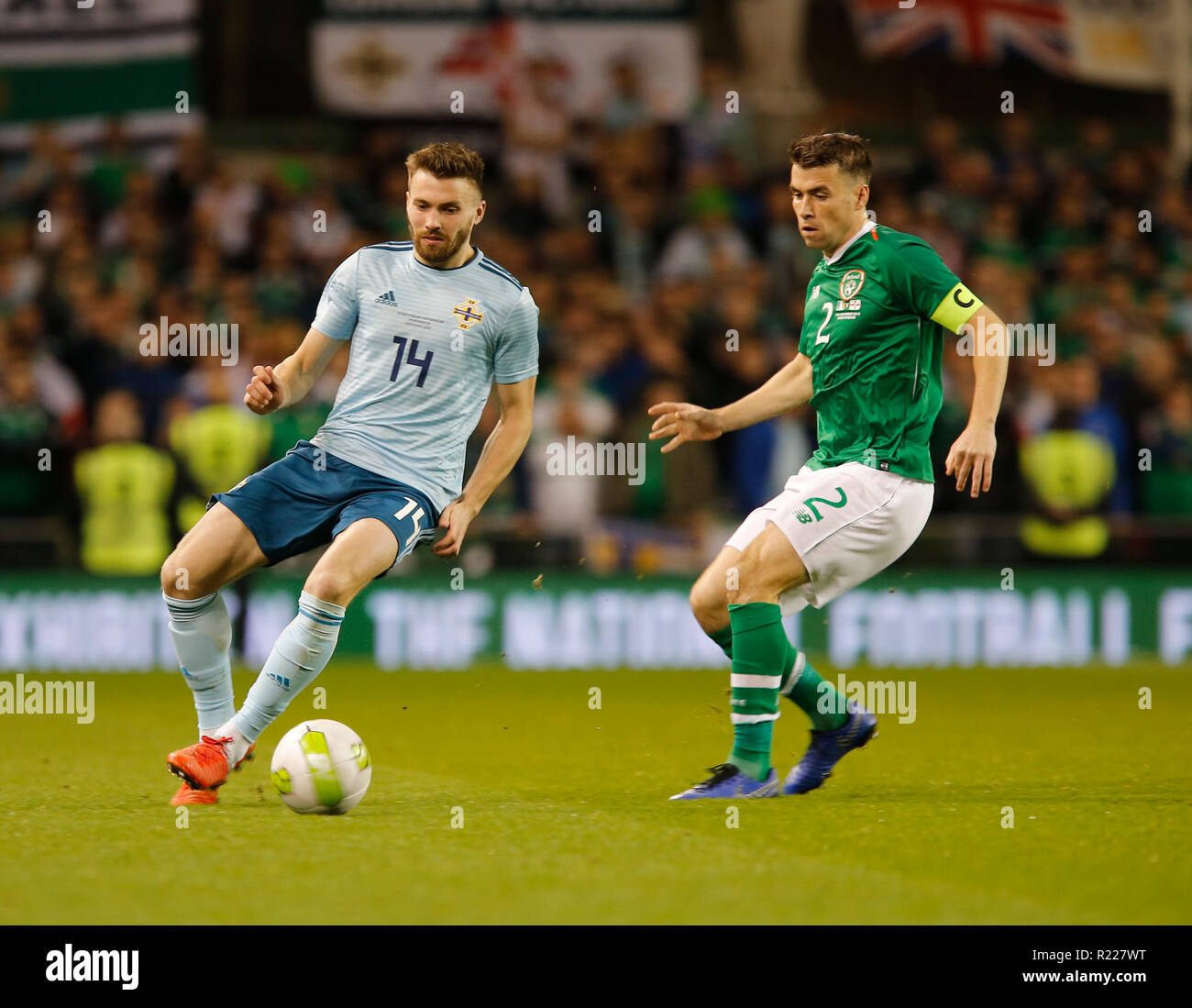 Aviva Stadium de Dublin, Irlande. 15 Nov, 2018. Le Football International Friendly, République d'Irlande et Irlande du Nord ; Stuart Dallas (Irlande du Nord) obtient à la balle avant de Seamus Coleman (Rep de l'Irlande) : Action de Crédit Plus Sport/Alamy Live News Banque D'Images