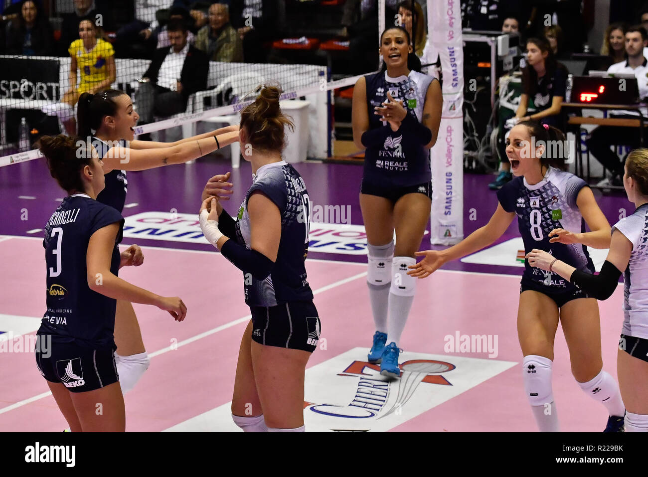 Chieri (Italie). 15 novembre, 2018. Au cours de la équipe Fenera Chieri Samsung Serie A 2018/19 volley-ball match entre femme FENERA CHIERI VS UNET E-TRAVAIL ROMA à PalaFenera le 15 novembre, 2018 à Chieri (TO), Italie. Crédit : FABIO ANNEMASSE/Alamy Live News Banque D'Images